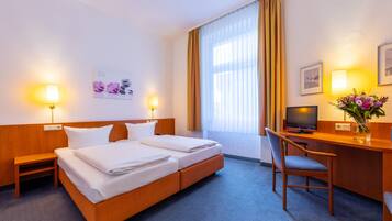 Skrivebord, wi-fi (inkludert) og sengetøy