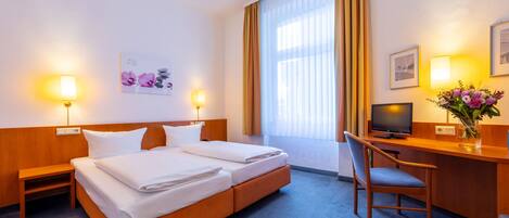 Bàn, truy cập Internet không dây miễn phí, bộ trải giường