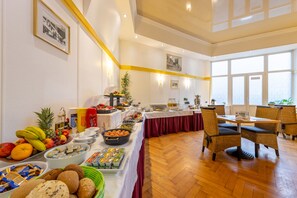 Breakfast (EUR 12 per person) - TRIP INN Hotel Schumann (Düsseldorf)