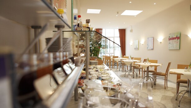 Un buffet proposant une variété de plats et d’ustensiles.