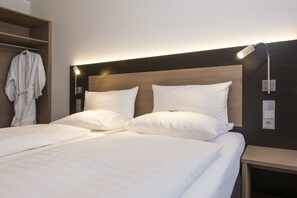 Premium bedding, pillowtop beds, in-room safe, desk - Astor & Aparthotel (Cologne)