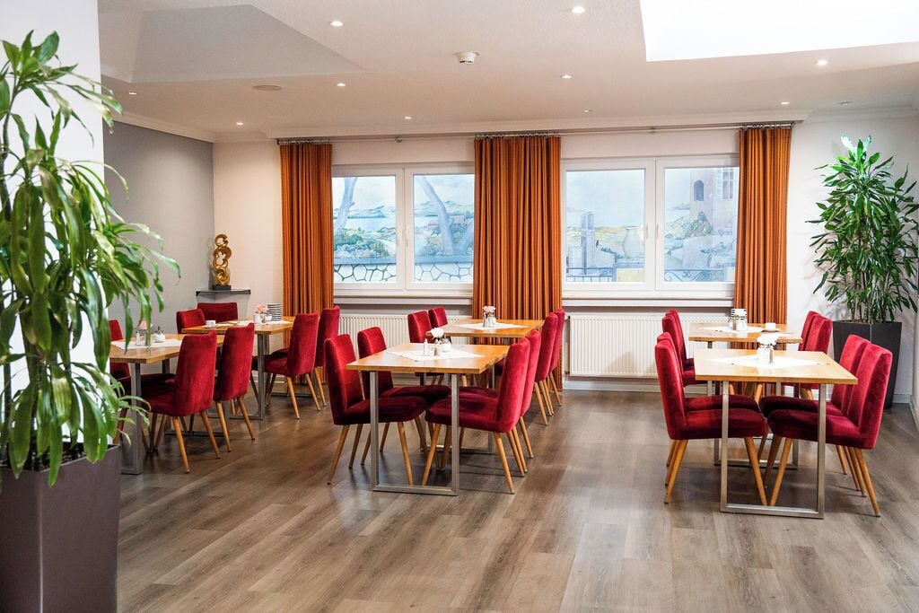 Petit déjeuner buffet (15 EUR par personne)