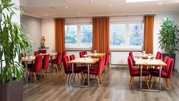 Petit déjeuner buffet (15 EUR par personne)