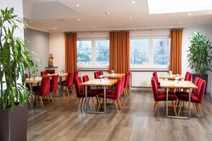 Daily buffet breakfast (EUR 15 per person) - Astor & Aparthotel (Cologne)