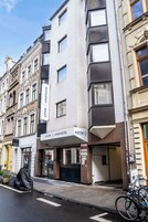 Un edificio moderno con un letrero que dice 'ASTOR APARTHOTEL'.