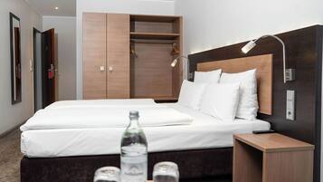 Standard-Doppelzimmer | Hochwertige Bettwaren, Pillowtop-Betten, Zimmersafe, Schreibtisch