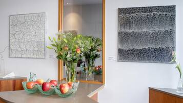 Televisión de pantalla plana de 60 cm con canales vía satélite