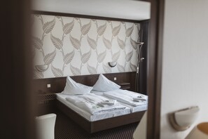 Kamar Double Standar | Seprai antialergi, meja kerja, tirai kedap cahaya, dan kedap suara