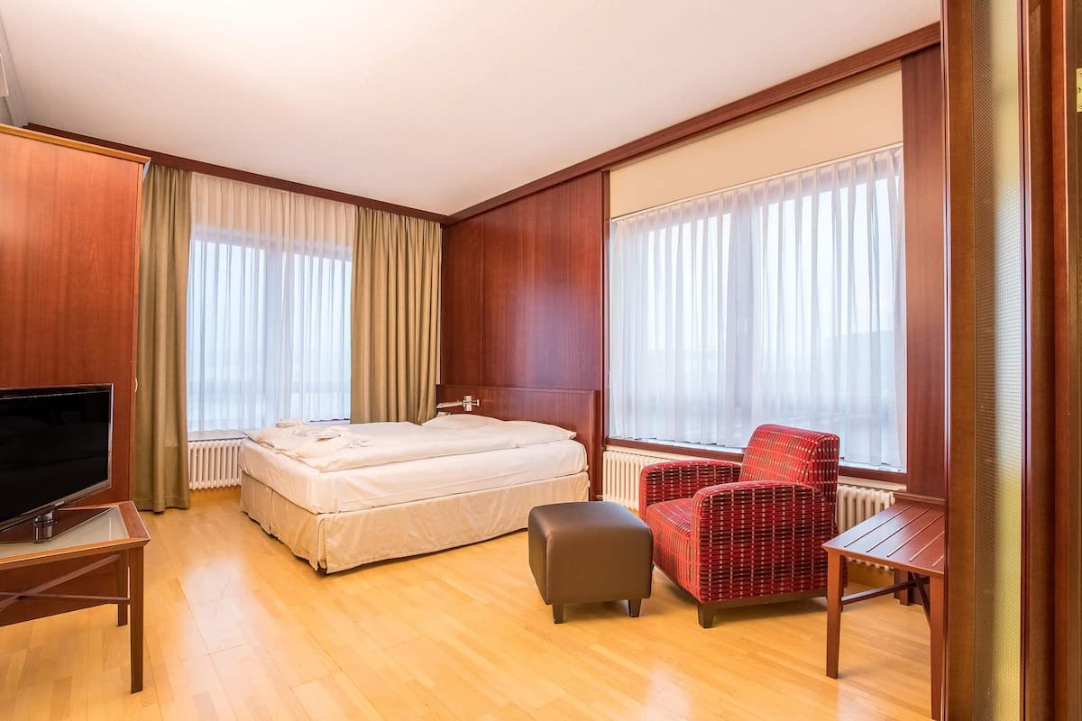 Suíte, 1 cama de casal | Roupas de cama antialérgicas, cofres nos quartos, escrivaninha