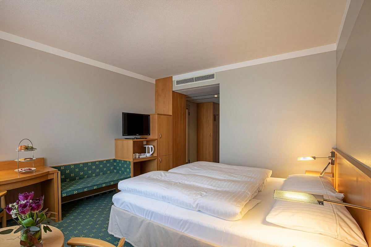 Quarto econômico, 1 cama de casal | Roupas de cama antialérgicas, cofres nos quartos, escrivaninha
