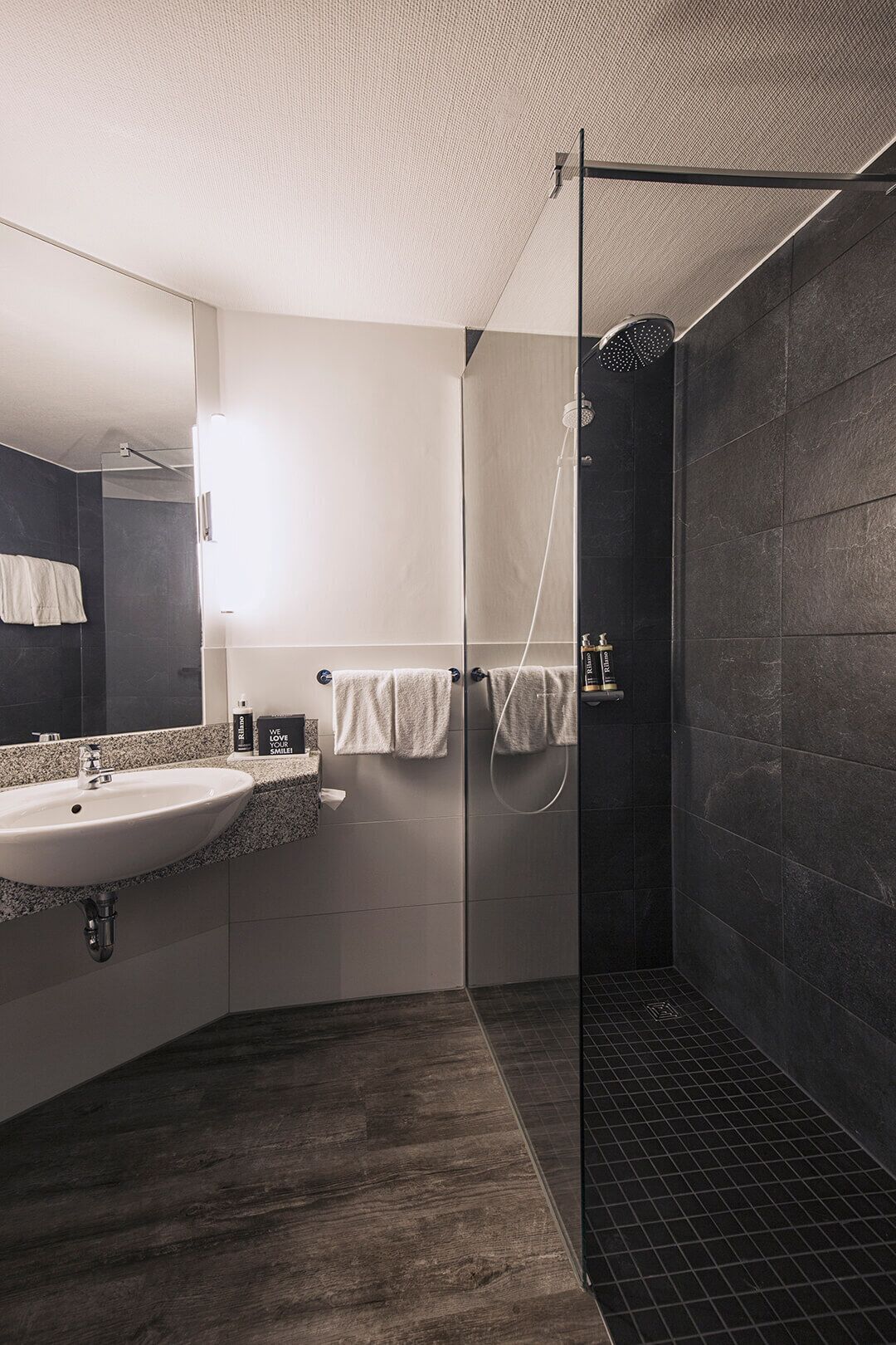 Bañera con ducha, artículos de tocador gratuitos, secador de pelo, batas