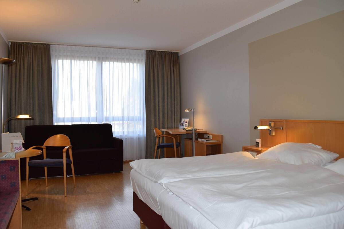 Hypo-allergenic bedding, in-room safe, desk, laptop workspace