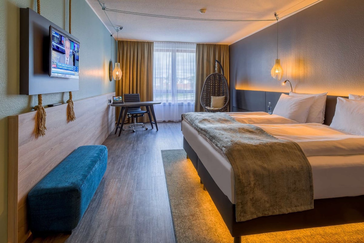 Hypo-allergenic bedding, in-room safe, desk, laptop workspace