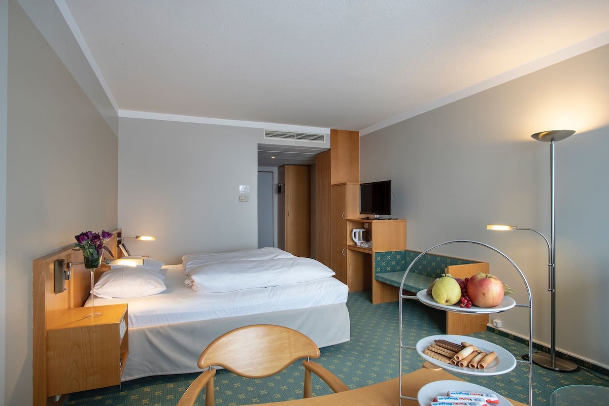 Hypo-allergenic bedding, in-room safe, desk, laptop workspace