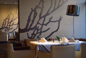 Petit déjeuner, déjeuner, dîner et brunch servis sur place
