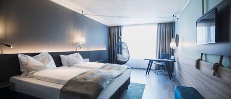 Hypo-allergenic bedding, in-room safe, desk, laptop workspace