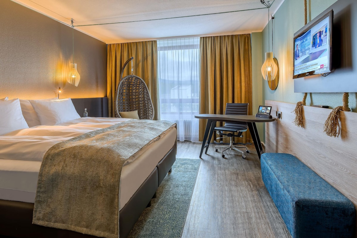 Quarto superior, 1 cama de casal | Roupas de cama antialérgicas, cofres nos quartos, escrivaninha
