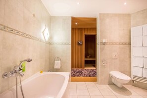 Ducha y bañera combinadas y artículos de higiene personal gratuitos