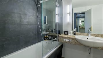 Bañera con ducha, artículos de tocador gratuitos, secador de pelo, batas