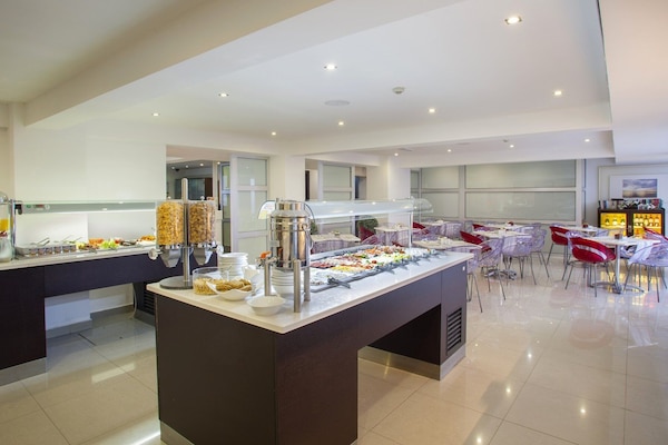 Se sirven desayunos, almuerzos y cenas; cocina internacional