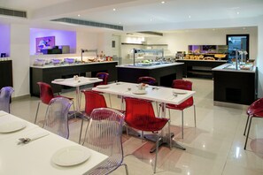 Breakfast, lunch, dinner served; international cuisine 