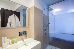 Standard Triple Room | Bathroom shower