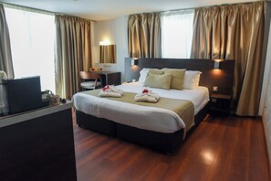 高級寝具、ミニバー、セーフティボックス (室内)、デスク