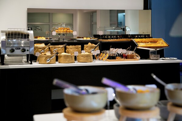 Daily buffet breakfast for a fee