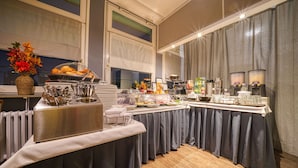 Petit déjeuner buffet servi tous les jours en supplément