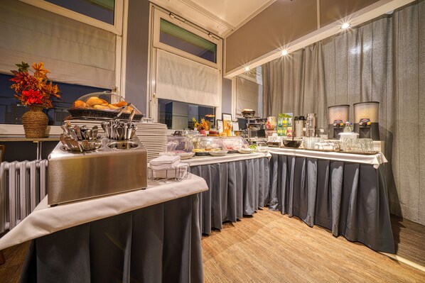 Daily buffet breakfast (EUR 14.90 per person)
