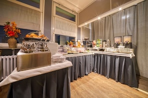 Frukostbuffé varje dag (EUR 14.90 per person)
