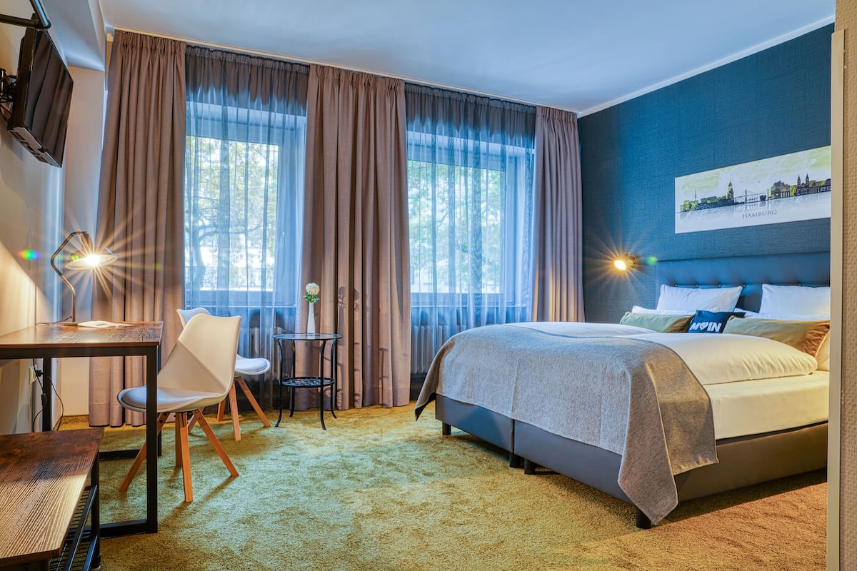 Standard Triple Room | Hypo-allergenic bedding, in-room safe, desk, iron/ironing board