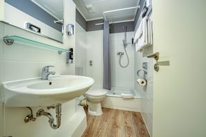 Articles de toilette gratuits, sèche-cheveux, serviettes fournies, savon