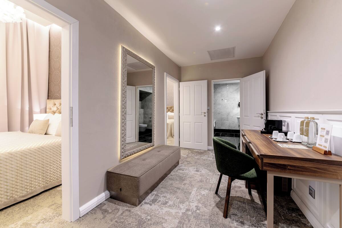 Executive Family pokoj | Living area | 40-inch LED TV with cable channels, TV