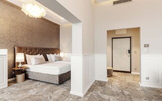 Executive Double Room, Bathtub | Minibar, in-room safe, desk, iron/ironing board