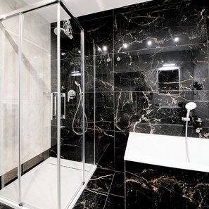 Executive Family pokoj | Salle de bain | Ensemble baignoire-douche, séchoir à cheveux, serviettes fournies