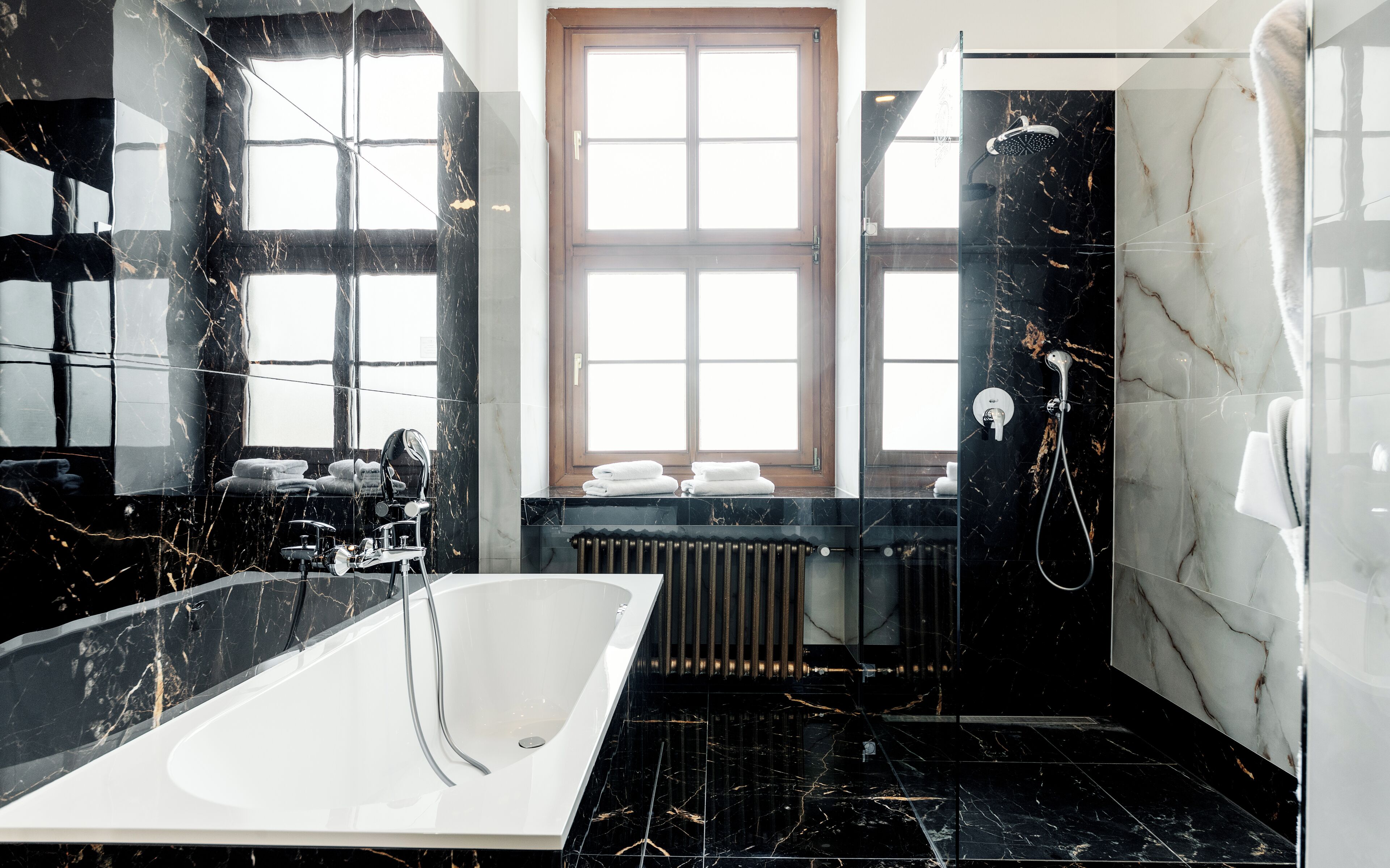 suite | bathroom | combined shower/bathtub, hair dryer, towels