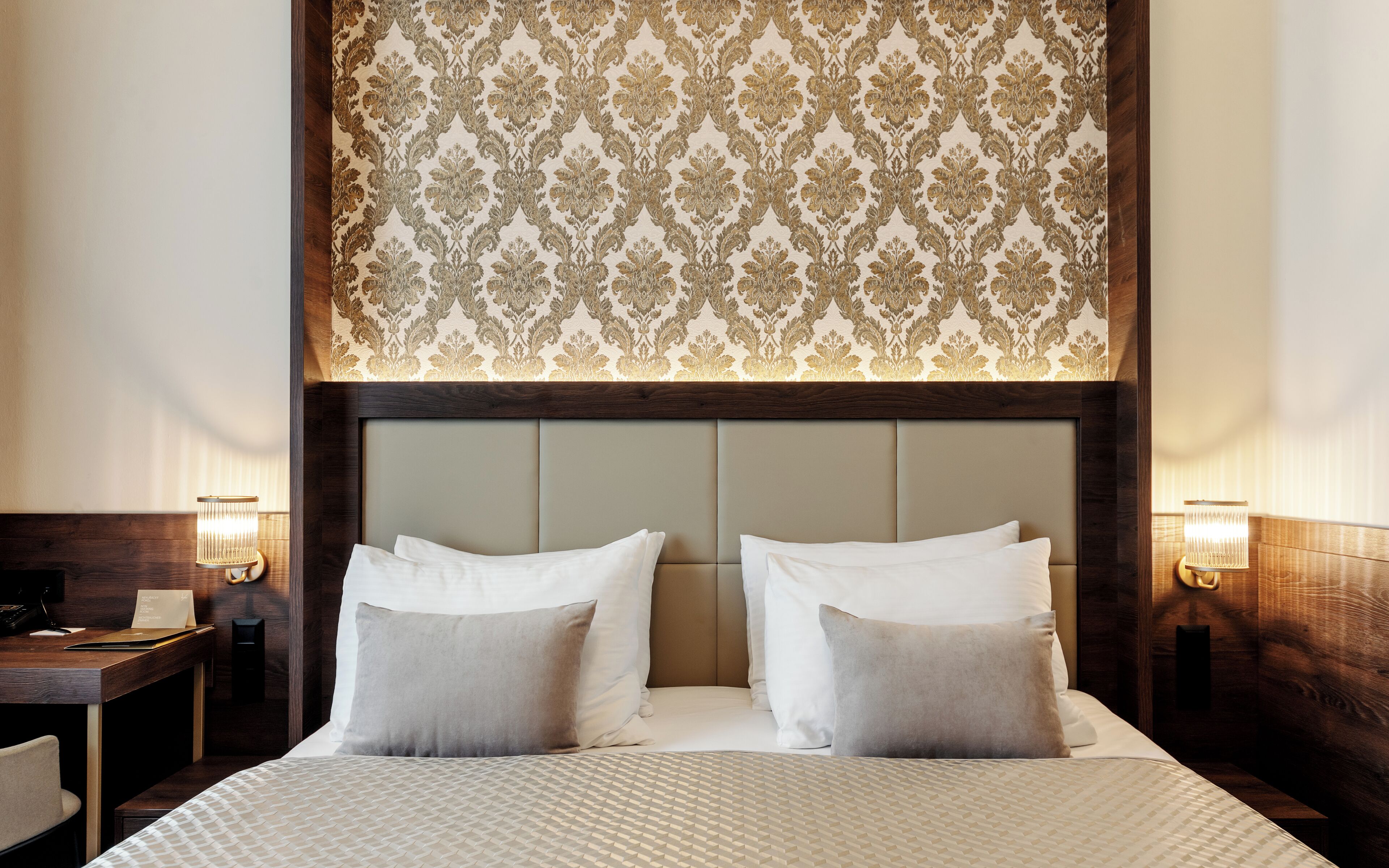 deluxe double room | 1 bedroom, minibar, in-room safe, desk