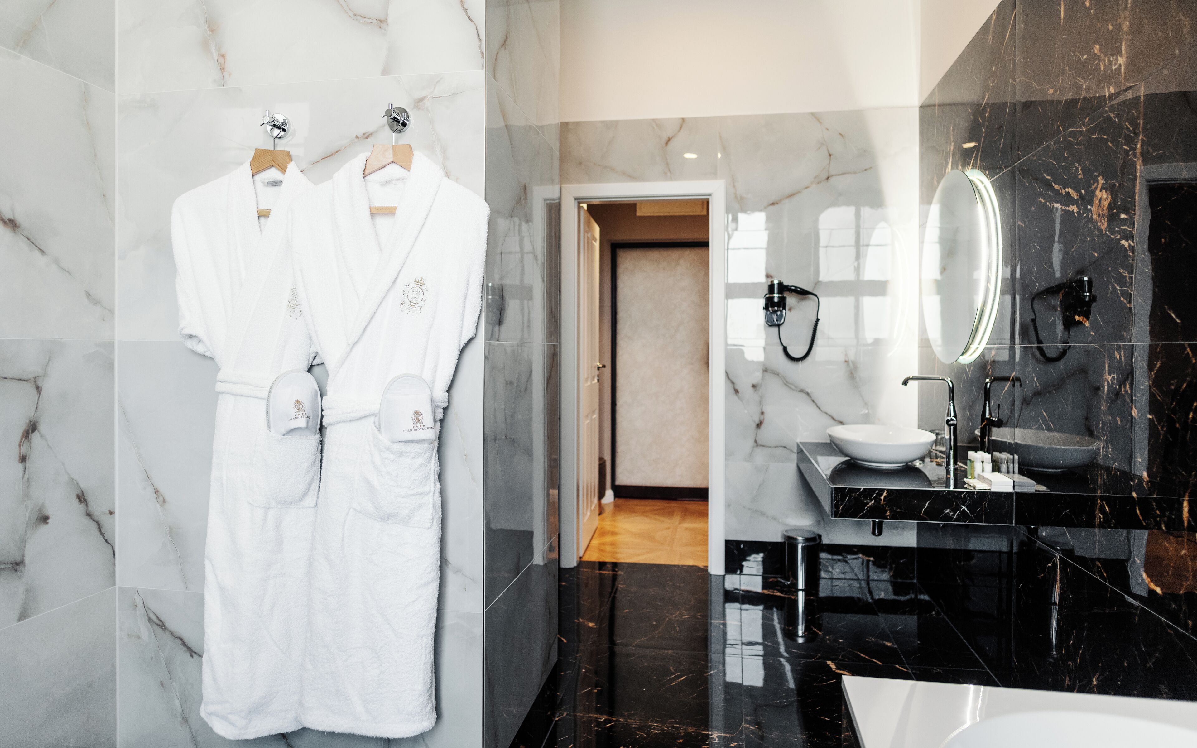 suite | bathroom | combined shower/bathtub, hair dryer, towels