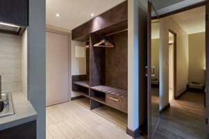 Un dormitorio moderno con armario empotrado, mesita de noche y un espejo grande.