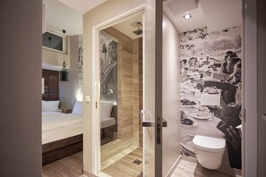 Chambre Triple | Salle de bain | Douche, douche à « effet pluie », sèche-cheveux, serviettes fournies