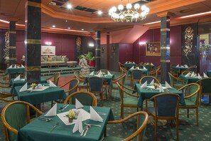 4 restaurants, lunch served