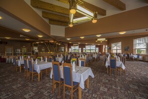 Daily buffet breakfast (CZK 200 per person)