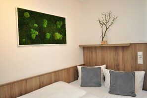 Kamar Double, 1 Tempat Tidur Queen | Seprai antialergi, minibar, brankas, dan meja kerja