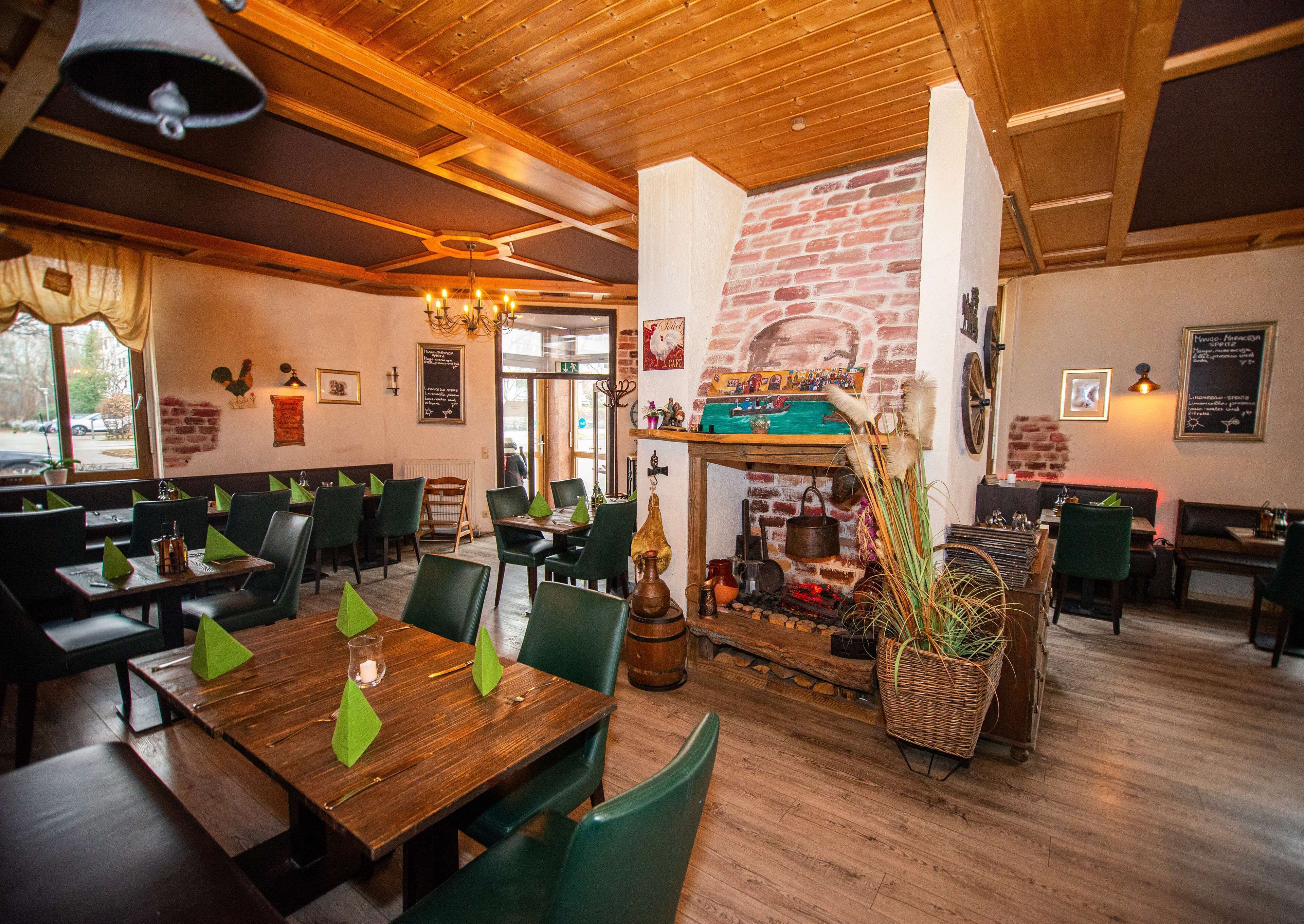 Der serveres morgenmad, frokost og aftensmad med udendørs servering 