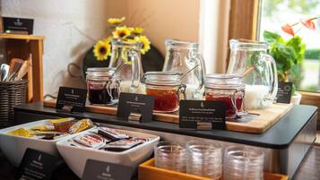 Breakfast, lunch, dinner served; al fresco dining