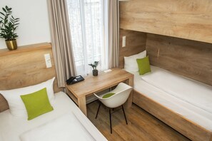 Kolmen hengen huone | Allergiatestatut vuodevaatteet, minibaari, tallelokero huoneessa