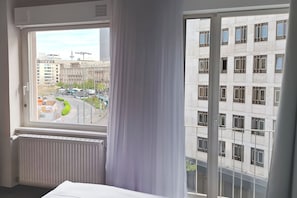 Comfort-huone | Tallelokero huoneessa, työpöytä, pimennysverhot, äänieristys