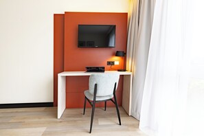 Phòng đơn (Queensize) | Két bảo mật tại phòng, bàn, màn/rèm cản sáng, phòng cách âm 