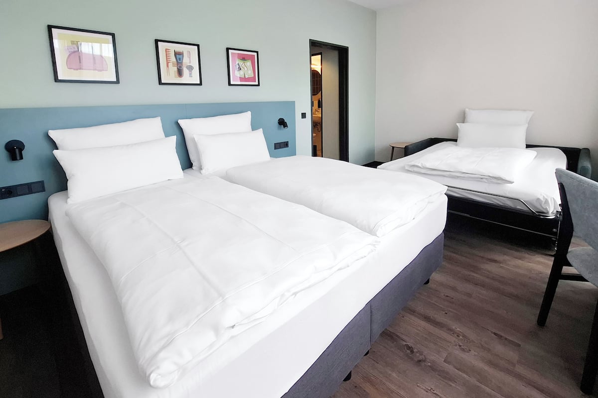 Standard-huone | Tallelokero huoneessa, työpöytä, pimennysverhot, äänieristys